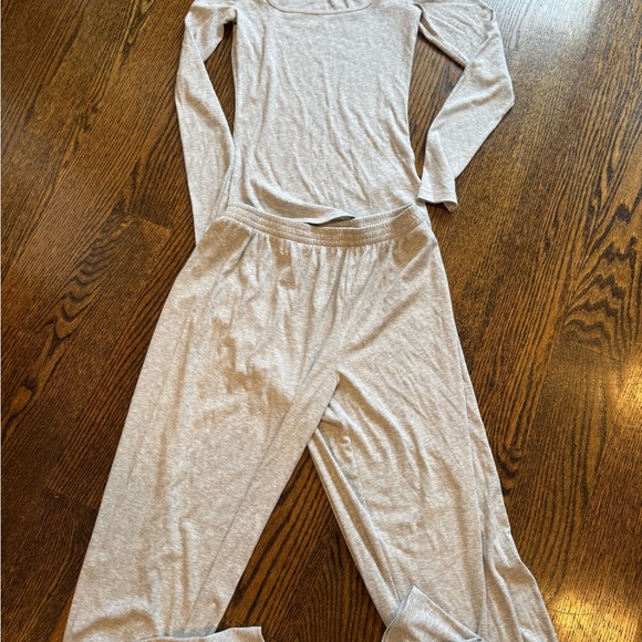 Gray Long Sleeve top and pants from aritzia in a size medium - Picture 7 of 7